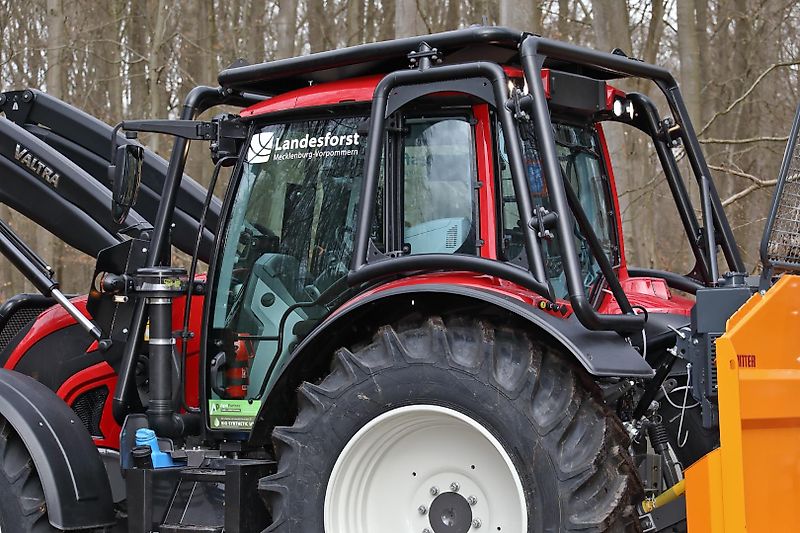 Valtra Forsttraktor Forstumbau Kabinenschutz