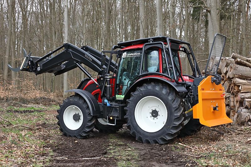 Valtra Forsttraktor Forstumbau Kabinenschutz