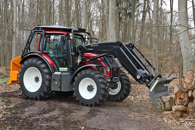 Valtra Forsttraktor Forstumbau Kabinenschutz