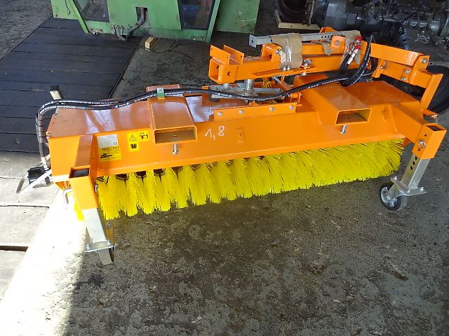 S V D- Kehrmaschine 1,8 Meter- Sonderpreise -  mit Hydraulischer Wannenentleerung - auch mit Seitenkehrbesen möglich 1,8 Meter Kehrmaschine mit Hydraulischer Entleerung- auch mit Seitenbesen möglich