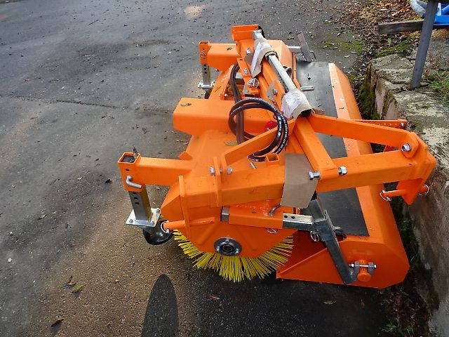 S V D- Kehrmaschine 1,8 Meter- Sonderpreise -  mit Hydraulischer Wannenentleerung - auch mit Seitenkehrbesen möglich 1,8 Meter Kehrmaschine mit Hydraulischer Entleerung- auch mit Seitenbesen möglich