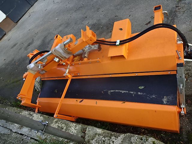 S V D- Kehrmaschine 1,8 Meter- Sonderpreise -  mit Hydraulischer Wannenentleerung - auch mit Seitenkehrbesen möglich 1,8 Meter Kehrmaschine mit Hydraulischer Entleerung- auch mit Seitenbesen möglich