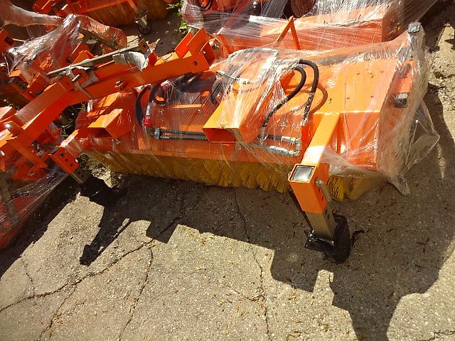 S V D- Kehrmaschine 1,8 Meter- Sonderpreise -  mit Hydraulischer Wannenentleerung - auch mit Seitenkehrbesen möglich 1,8 Meter Kehrmaschine mit Hydraulischer Entleerung- auch mit Seitenbesen möglich