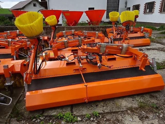 S V D- Kehrmaschine 1,8 Meter- Sonderpreise -  mit Hydraulischer Wannenentleerung - auch mit Seitenkehrbesen möglich 1,8 Meter Kehrmaschine mit Hydraulischer Entleerung- auch mit Seitenbesen möglich