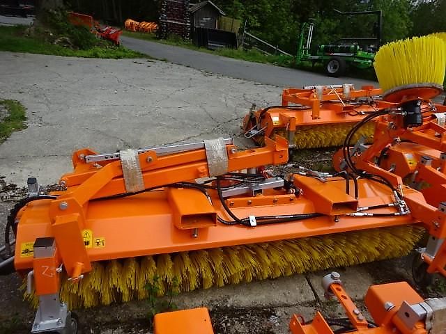 S V D- Kehrmaschine 1,8 Meter- Sonderpreise -  mit Hydraulischer Wannenentleerung - auch mit Seitenkehrbesen möglich 1,8 Meter Kehrmaschine mit Hydraulischer Entleerung- auch mit Seitenbesen möglich