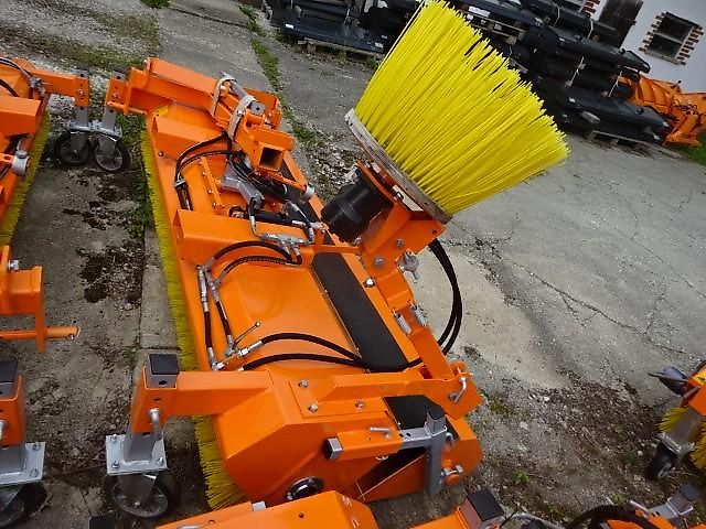 S V D- Kehrmaschine 1,8 Meter- Sonderpreise -  mit Hydraulischer Wannenentleerung - auch mit Seitenkehrbesen möglich 1,8 Meter Kehrmaschine mit Hydraulischer Entleerung- auch mit Seitenbesen möglich