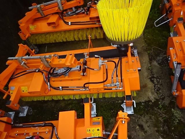 S V D- Kehrmaschine 1,8 Meter- Sonderpreise -  mit Hydraulischer Wannenentleerung - auch mit Seitenkehrbesen möglich 1,8 Meter Kehrmaschine mit Hydraulischer Entleerung- auch mit Seitenbesen möglich