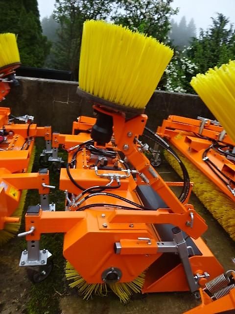 S V D- Kehrmaschine 1,8 Meter- Sonderpreise -  mit Hydraulischer Wannenentleerung - auch mit Seitenkehrbesen möglich 1,8 Meter Kehrmaschine mit Hydraulischer Entleerung- auch mit Seitenbesen möglich