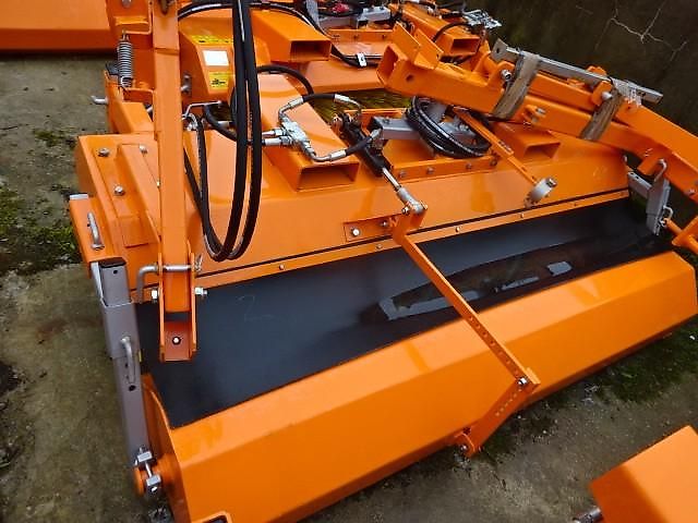 S V D- Kehrmaschine 1,8 Meter- Sonderpreise -  mit Hydraulischer Wannenentleerung - auch mit Seitenkehrbesen möglich 1,8 Meter Kehrmaschine mit Hydraulischer Entleerung- auch mit Seitenbesen möglich