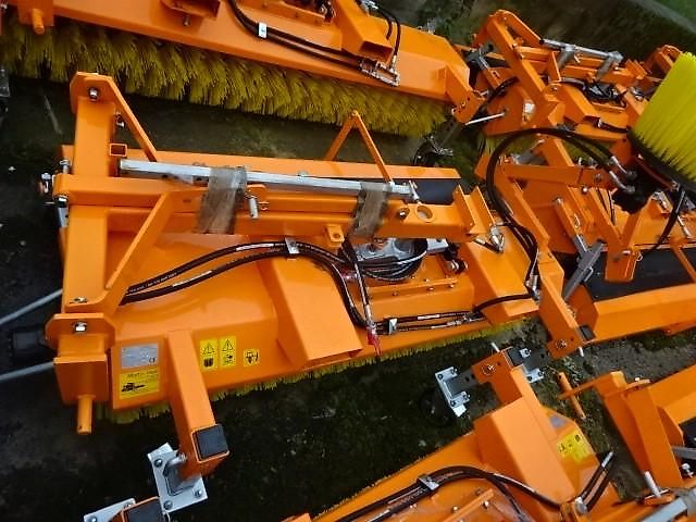 S V D- Kehrmaschine 1,8 Meter- Sonderpreise -  mit Hydraulischer Wannenentleerung - auch mit Seitenkehrbesen möglich 1,8 Meter Kehrmaschine mit Hydraulischer Entleerung- auch mit Seitenbesen möglich