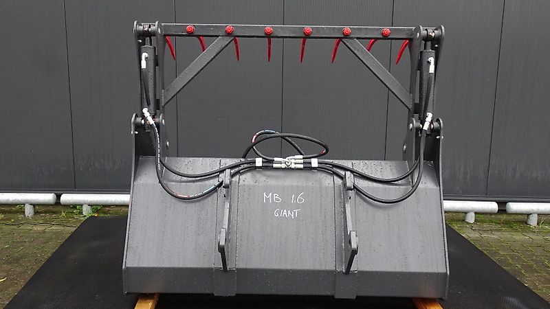 Hofstede Mestbak uitmestbak mest silage uitmest bak grijper vork klem model Giant of Weidemann aankoppeling
