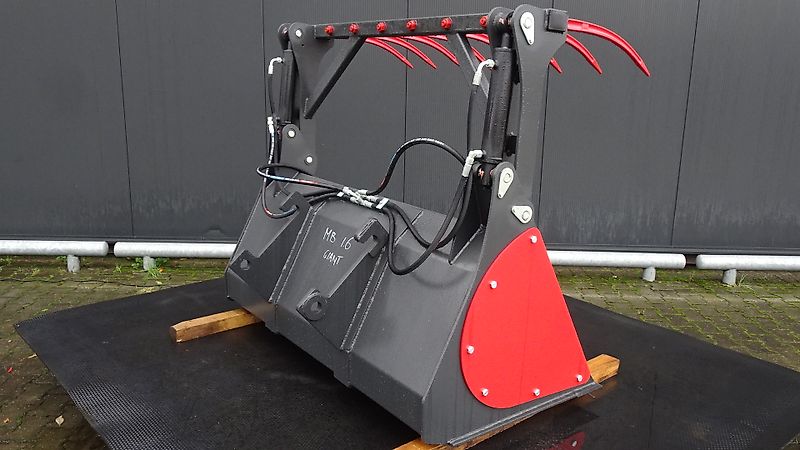 Hofstede Mestbak uitmestbak mest silage uitmest bak grijper vork klem model Giant of Weidemann aankoppeling