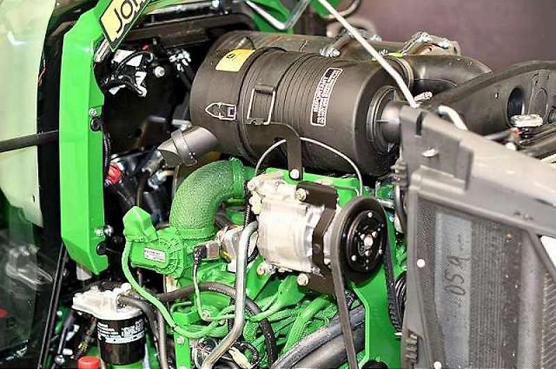 John Deere 4052R TRAKTOR