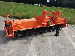 Kongskilde Howard Bodenfräse Modell M130 78 Winkelmesser 100%Sorgen bei dieser Robusten Bodenfräse für eine Top Arbeitsqualität Luftbereifte Tasträder sorgen für eine gute Arbeitstiefeneinstellun Arbeitsbreite 335cm