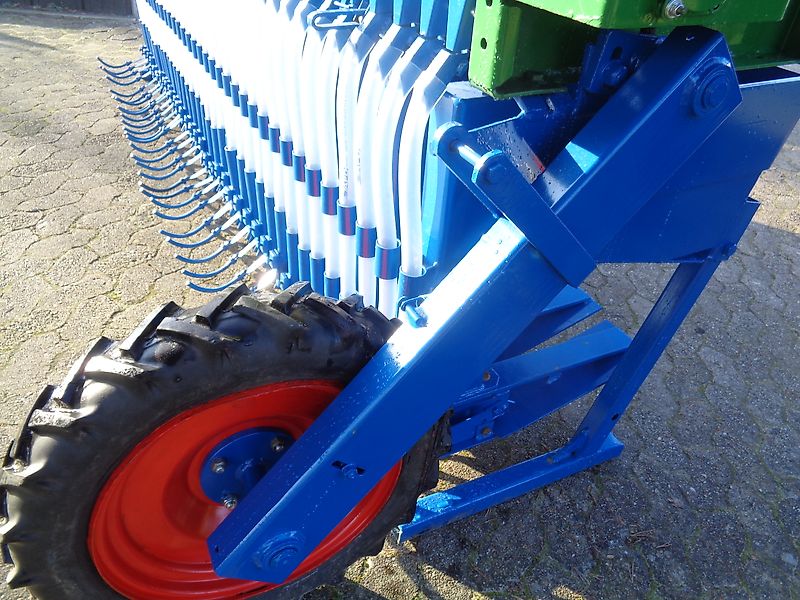 Köckerling Köckerling Herbamat 300 cm Arbeitsbreite mit 8,3 cm Reihenabstand kein Vredo Einböck Güttler Eurogreen Joskin Hatzenbichler Nachsaatgerät Grünlandschlitzdrille Durchsaatgerät Direktsaatgerät mit 18 Saatelementen bis zu 20 cm Bodenanpassung je Aggregat