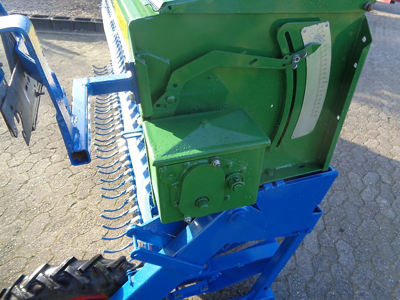 Köckerling Köckerling Herbamat 300 cm Arbeitsbreite mit 8,3 cm Reihenabstand kein Vredo Einböck Güttler Eurogreen Joskin Hatzenbichler Nachsaatgerät Grünlandschlitzdrille Durchsaatgerät Direktsaatgerät mit 18 Saatelementen bis zu 20 cm Bodenanpassung je Aggregat