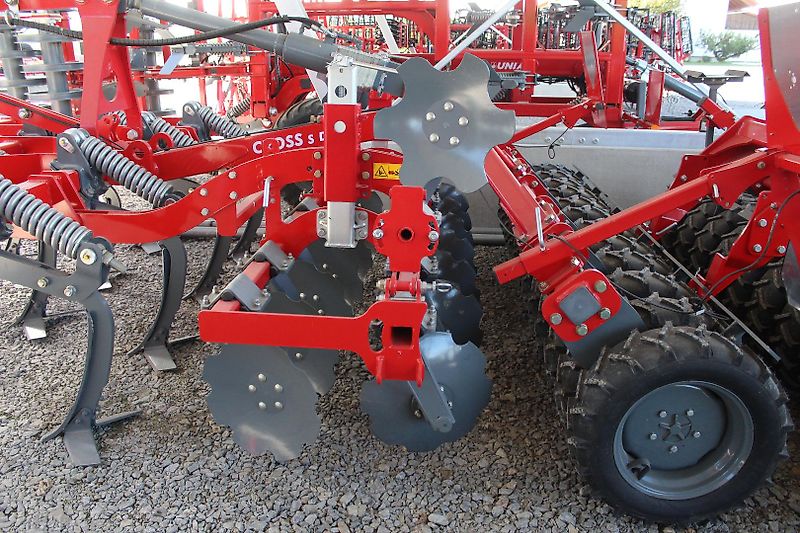 Unia Cross S dreibalkiger Flügelschargrubber 3m Auslösekraft 560kg Reifenpacker Walze