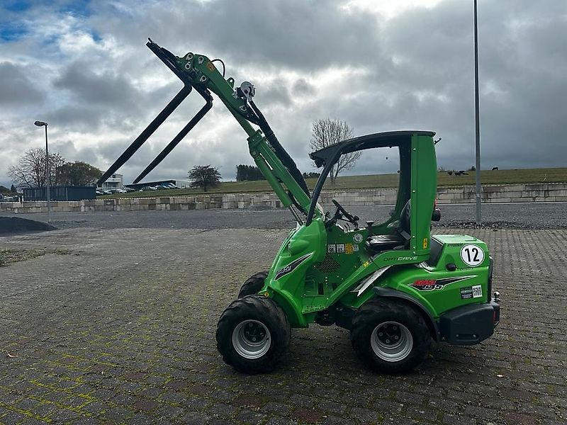 Avant Lader 645i mit Schaufel und Gabel zu vermieten