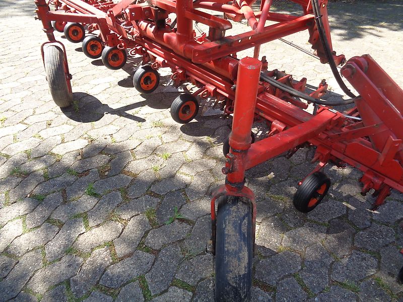 Rau 12 reihig Fronthacke hydraulischer Klapprahmen mit Gänsefußscharen & Hohlscheiben zur Kulturschonung