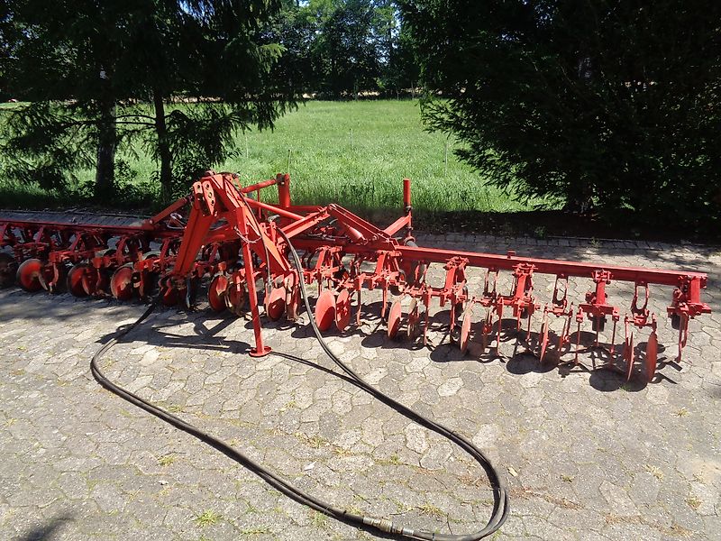 Rau 12 reihig Fronthacke hydraulischer Klapprahmen mit Gänsefußscharen & Hohlscheiben zur Kulturschonung