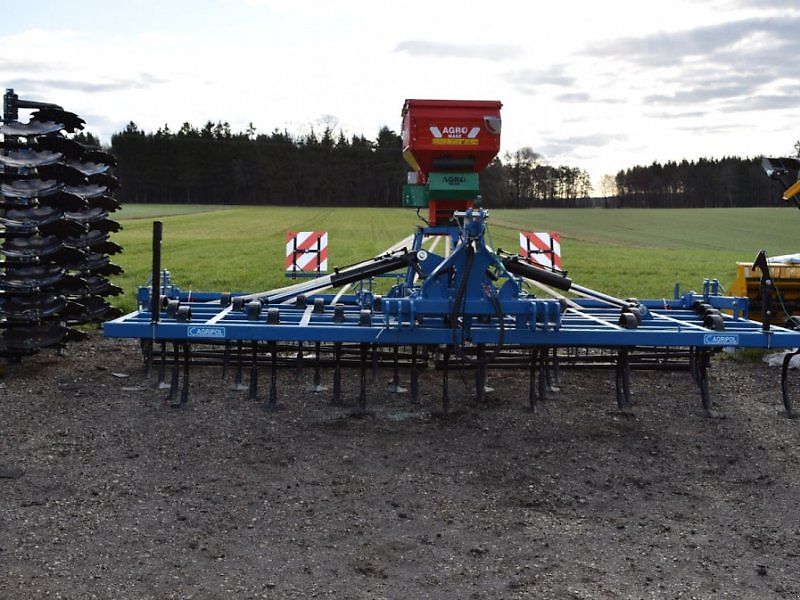 Agripol Leichtgrubber KOBALT 500 H mit AGRO-MASZ SP200 pneumatische Sämaschine Federzinken