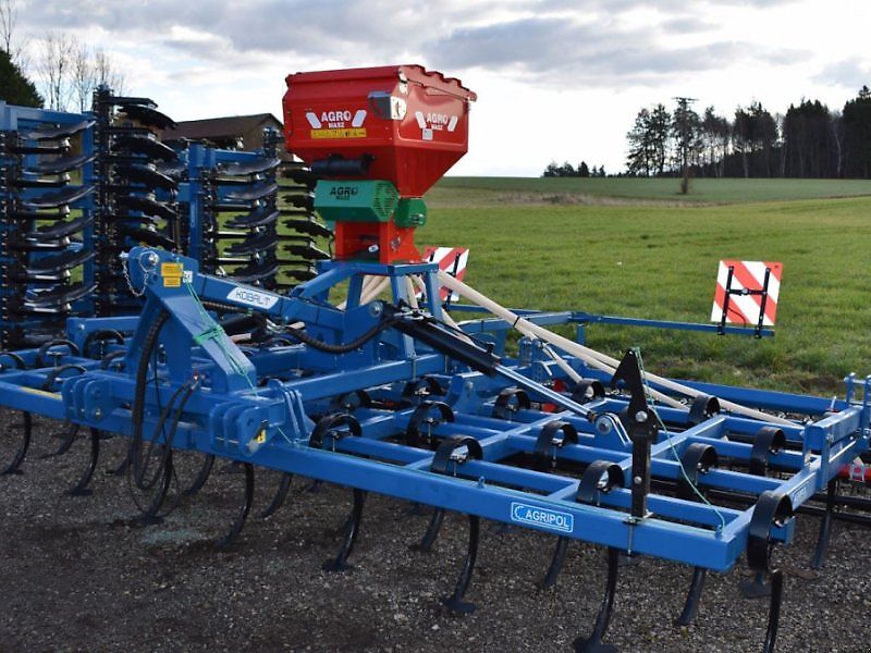 Agripol Leichtgrubber KOBALT 500 H mit AGRO-MASZ SP200 pneumatische Sämaschine Federzinken