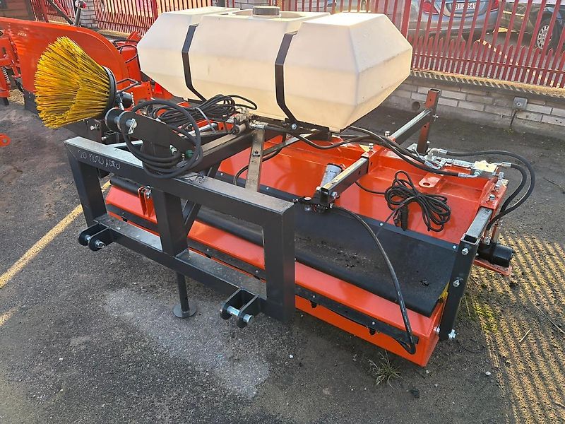 Metal-Technik Kehrmaschine / Sweeper / Balayeuse / Spazzolatrice / Подметательно-уборочная машина / Zamiatarka 2 m