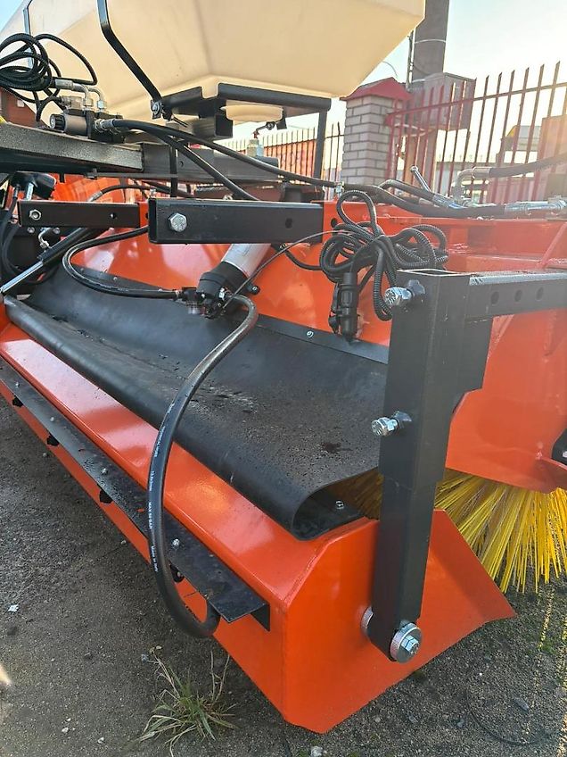 Metal-Technik Kehrmaschine / Sweeper / Balayeuse / Spazzolatrice / Подметательно-уборочная машина / Zamiatarka 2 m