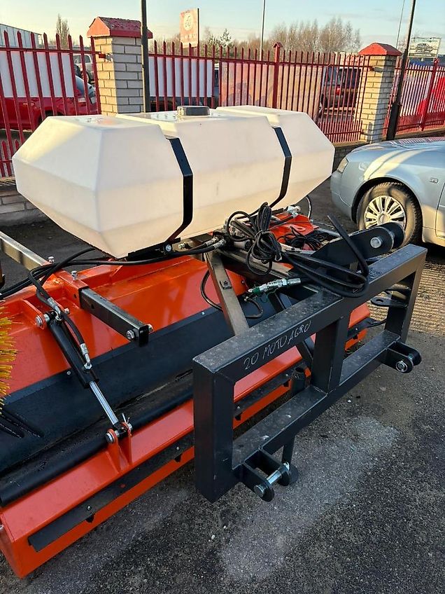 Metal-Technik Kehrmaschine / Sweeper / Balayeuse / Spazzolatrice / Подметательно-уборочная машина / Zamiatarka 2 m