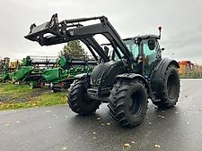 Valtra N175 mit Frontlader und Winterdienstausstattung