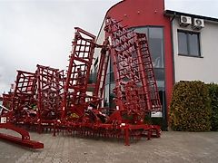 Lupus Ciężka 9-sekcjowa brona zębowa , hydraulicznie składana 9,0 m/ Schwere 9-teilige Zinkenegge, hydraulisch klappbar 9,0 m / Heavy 9-section tine harrow, hydraulically foldable 9,0 m