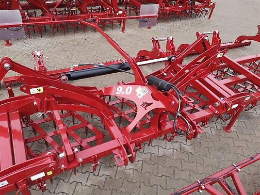 Lupus Ciężka 9-sekcjowa brona zębowa , hydraulicznie składana 9,0 m/ Schwere 9-teilige Zinkenegge, hydraulisch klappbar 9,0 m / Heavy 9-section tine harrow, hydraulically foldable 9,0 m