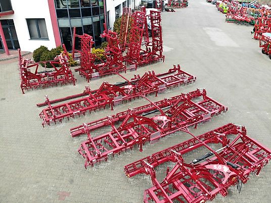 Lupus Ciężka 9-sekcjowa brona zębowa , hydraulicznie składana 9,0 m/ Schwere 9-teilige Zinkenegge, hydraulisch klappbar 9,0 m / Heavy 9-section tine harrow, hydraulically foldable 9,0 m