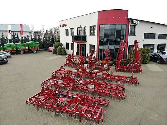 Lupus Ciężka 9-sekcjowa brona zębowa , hydraulicznie składana 9,0 m/ Schwere 9-teilige Zinkenegge, hydraulisch klappbar 9,0 m / Heavy 9-section tine harrow, hydraulically foldable 9,0 m