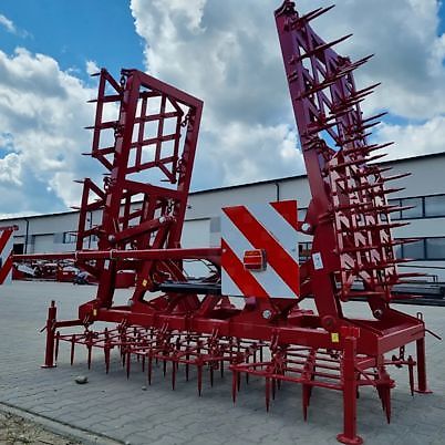 Lupus Ciężka 7-sekcjowa brona zębowa , hydraulicznie składana 7,0 m/ Schwere 7-teilige Zinkenegge, hydraulisch klappbar 7,0 m / 7-section tine harrow, hydraulically foldable 7,0 m /7-teiliger Schwer