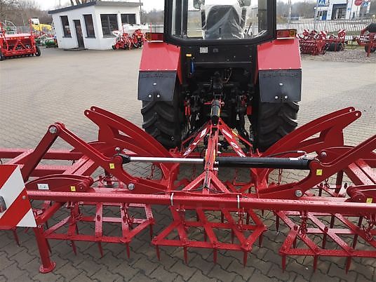 Lupus Ciężka 7-sekcjowa brona zębowa , hydraulicznie składana 7,0 m/ Schwere 7-teilige Zinkenegge, hydraulisch klappbar 7,0 m / 7-section tine harrow, hydraulically foldable 7,0 m /7-teiliger Schwer