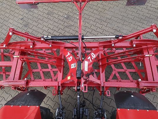 Lupus Ciężka 7-sekcjowa brona zębowa , hydraulicznie składana 7,0 m/ Schwere 7-teilige Zinkenegge, hydraulisch klappbar 7,0 m / 7-section tine harrow, hydraulically foldable 7,0 m /7-teiliger Schwer