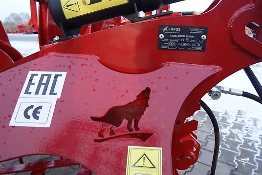 Lupus Ciężka 7-sekcjowa brona zębowa , hydraulicznie składana 7,0 m/ Schwere 7-teilige Zinkenegge, hydraulisch klappbar 7,0 m / 7-section tine harrow, hydraulically foldable 7,0 m /7-teiliger Schwer