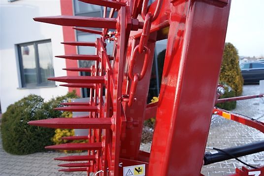 Lupus Ciężka 7-sekcjowa brona zębowa , hydraulicznie składana 7,0 m/ Schwere 7-teilige Zinkenegge, hydraulisch klappbar 7,0 m / 7-section tine harrow, hydraulically foldable 7,0 m /7-teiliger Schwer