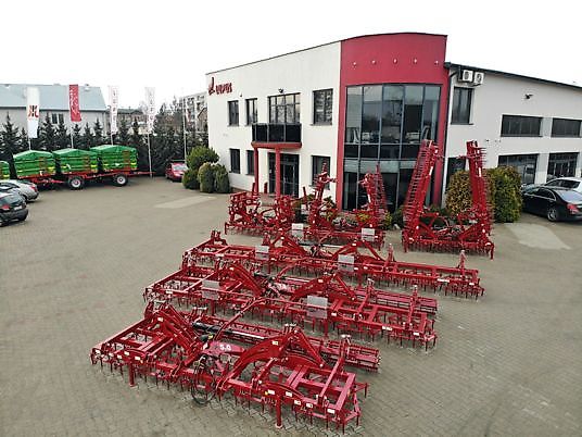 Lupus Ciężka 7-sekcjowa brona zębowa , hydraulicznie składana 7,0 m/ Schwere 7-teilige Zinkenegge, hydraulisch klappbar 7,0 m / 7-section tine harrow, hydraulically foldable 7,0 m /7-teiliger Schwer