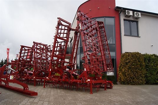 Lupus Ciężka 7-sekcjowa brona zębowa , hydraulicznie składana 7,0 m/ Schwere 7-teilige Zinkenegge, hydraulisch klappbar 7,0 m / 7-section tine harrow, hydraulically foldable 7,0 m /7-teiliger Schwer