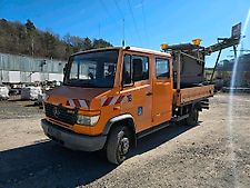 Mercedes-Benz Vario 614D Pritsche Doka 2002 Nissen VLT Verkehrsleittafel Absperrtafel LKW Vorwarntafel