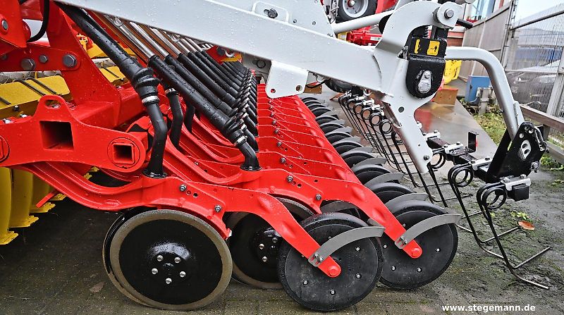 Pöttinger Lion 3002 Kreiselegge + Vitasem 302 ADD Sämaschine