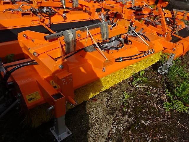 SVD - Kehrmaschinen- Sonderabverkaufspreis - verschiedenen Größen - hydraulische Wannenentleerung 1,5 Meter -2,3 Meter - teilweise mit Seitenbesen