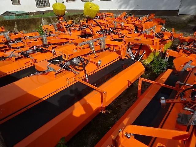 SVD - Kehrmaschinen- Sonderabverkaufspreis - verschiedenen Größen - hydraulische Wannenentleerung 1,5 Meter -2,3 Meter - teilweise mit Seitenbesen