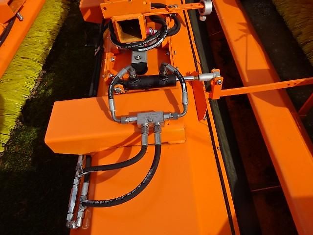 SVD - Kehrmaschinen- Sonderabverkaufspreis - verschiedenen Größen - hydraulische Wannenentleerung 1,5 Meter -2,3 Meter - teilweise mit Seitenbesen