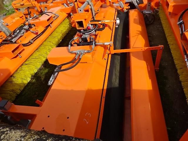 SVD - Kehrmaschinen- Sonderabverkaufspreis - verschiedenen Größen - hydraulische Wannenentleerung 1,5 Meter -2,3 Meter - teilweise mit Seitenbesen