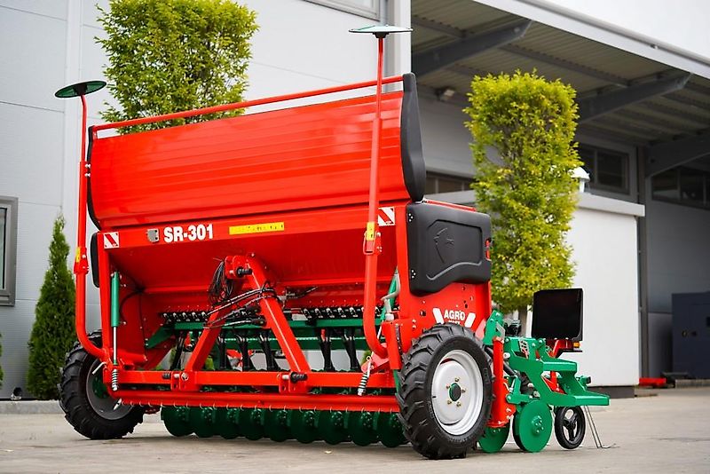 AGRO-MASZ SR301 mit 25 Doppelscheibenscharen und Andruckrollen