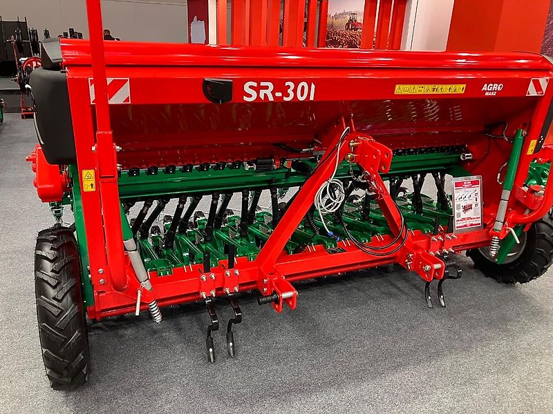 AGRO-MASZ SR301 mit 25 Doppelscheibenscharen und Andruckrollen