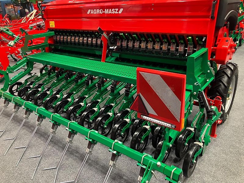 AGRO-MASZ SR301 mit 25 Doppelscheibenscharen und Andruckrollen
